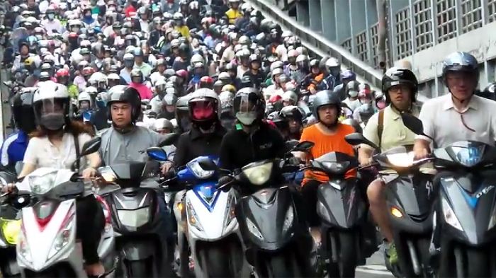 Μια χαρά δείχνουν να συνυπάρχουν τόσα scooter μαζί. Κι αν βιάζεται κανείς, σίγουρα δεν το δείχνει.